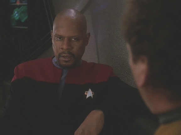 Je však agresivní a všechny od sebe odhání. Kapitán Sisko ho na doporučení doktora Bashira uvolňuje ze služby.