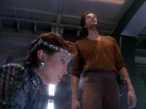 Intendantka Kira je držena ve vězení a velmi nerudný Bashir ji s gustem drsně vyslýchá. Sisko má víc úspěchu. Dozví se od ní, jaké slabiny mají lodě Aliance.
