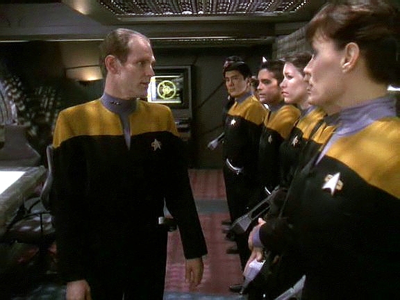Zatímco Defiant nechává Kasidy jejímu osudu a spěchá ke stanici, činí Eddington přísná bezpečnostní opatření. Mimo jiné nařizuje komunikační klid.