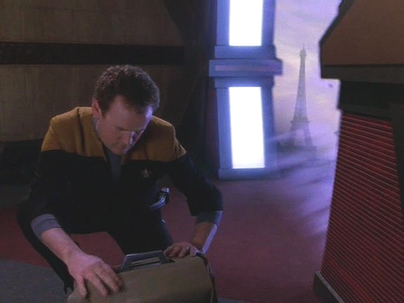 …a O'Brien instaluje výbušniny, které ji zničí.