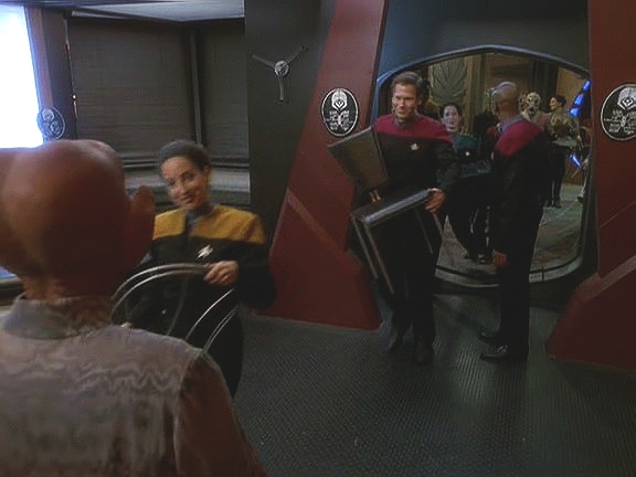 Sisko mu poskytl nějaký nábytek, který údajně překážel ve skladu stanice. Quark se rychle vzpamatuje, a požaduje od kapitána poplatek za jeho uskladnění.