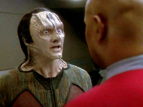 Garak se vnutí na Defiant. Chce zjistit, co se stalo s Cardassiany, kteří přežili po porážce cardassijskou-romulanské flotily, která před dvěma lety zaútočila na planetu Founderů.