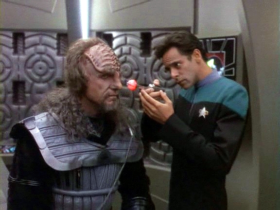 Kapitána, Oda a O'Briena přeměnil doktor Bashir na Klingony. Budou muset nepozorovaně proniknout na Ty'Gokor, planetu v srdci Klingonské říše, kam se Gowron dostaví.