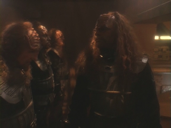 Cestou na Ty'Gokor dostávají přeměnění muži od Worfa trénink ve správném klingonském chování.