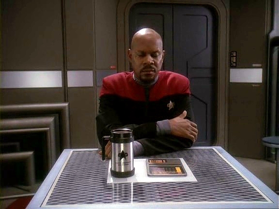 Sisko se vrací sice s jem'hadarskou lodí, za což bude vyznamenán, ale ztráta pěti členů posádky je příliš tíživá.
