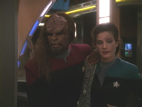 Krátce poté se dostaví Worf a Jadzia, oba značně pošramocení. Jadzia alespoň docílila toho, že Worf přestal myslet na Grilku.