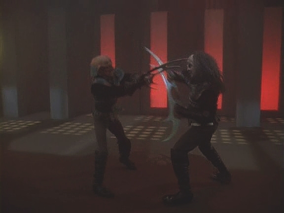 Quark řízený Worfem úspěšně bojuje s Thopokem, ovšem jen do chvíle, než se dálkové ovládání rozbije. Než je Jadzia opraví, dostane se z nebezpečné situace svým bystrým jazykem.