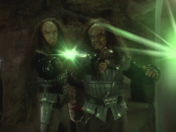 Jake se zdržel, vzal si phaser od jednoho ze zabitých vojáků a střelbou uvolní strop, který Klingony zasype. Jakea málem taky.