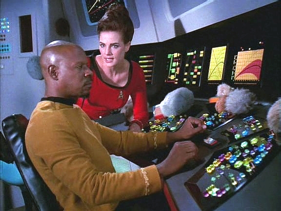 Sisko a Jadzia se odvážili na můstek, odkud mohli proskenovat Enterprise. Bomba v tribblovi na ní nebyla, trikobaltovou signaturu ale našli na K-7.