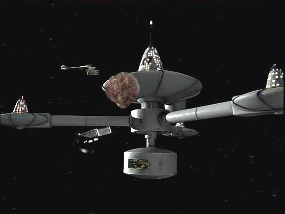 Sisko a Jadzia bombu objevili ve skladu obilí, odkud měla - jak Darvin věděl - vypadnout Kirkovi na hlavu. Defiant tribbla odtransportoval do prostoru, kde bomba neškodně vybuchla.