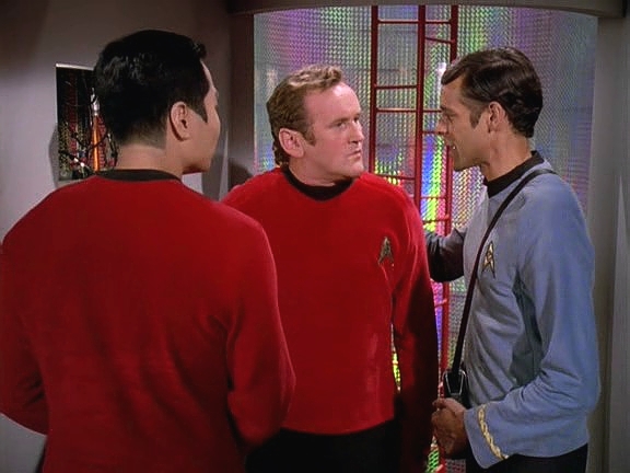 Sisko se bál, že chce zabít kapitána Kirka, tak po něm šla posádka pátrat. Bashir a O'Brien jako členové posádky na Enterprise. O'Brien měl s technikou 23. století problémy.