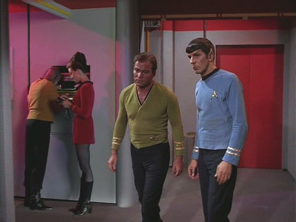 Druhou část Enterprise propátrával Sisko a Jadzia. Ta by si hrozně ráda promluvila s doktorem McCoyem a s Kolothem. Ke K-7 totiž přiletěla jeho IKS Gr´oth.