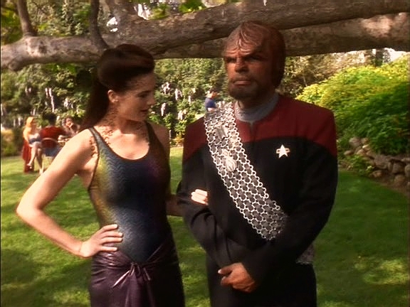 Worf vytrvale odmítá vzít si na sebe něco vhodnějšího, než je uniforma. Má spoustu výtek vůči Jadzii, zdá se mu, že se chová nevážně a nezodpovědně.