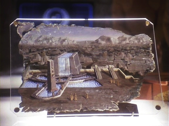 Na Bajor se z Cardassie vrátila ikona znázorňující prastaré posvátné město B'halu. Je jediným dokladem, že město vůbec existovalo.
