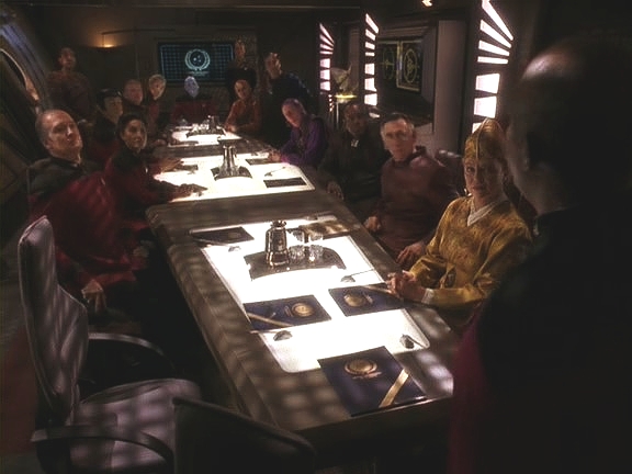 To, co v něm vidí, ho přinutí pronést na slavnostním shromáždění, kam se dostaví se zpožděním, varování: Bajor se prozatím nesmí stát členem Federace. Bajorani svého Vyslance poslechnou.