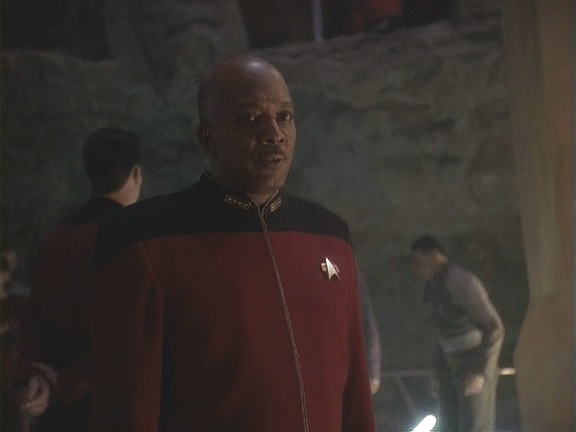 Admirál Whatley přiletěl na podpis smlouvy Federace s Bajorem. Siskova lhostejnost k této významné události ho znepokojuje, stejně jako jeho zdravotní stav.