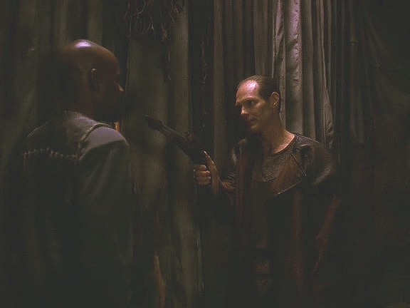 Sisko dostal od makistického zrádce Cing'ty informaci, která mu má umožnit dopadnout Michaela Eddingtona. Zrádce ale byl odhalen a Eddington by Siska mohl zabít.