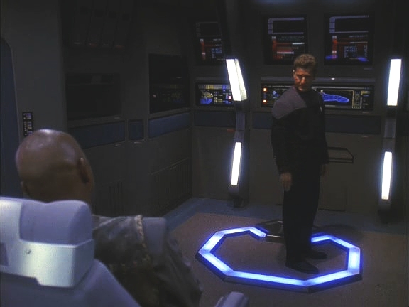 Místo toho jen uniká směrem k Badlands. Defiant nemá šanci ho dostihnout, tak Sisko žádá za pomoci holokomunikátoru kapitána Sanderse z USS Malinche o pomoc.