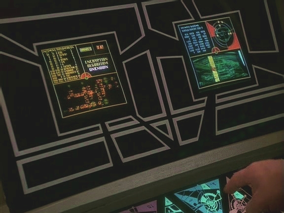 Na stanici zachytili kódovaný cardassijský signál z Gama kvadrantu. Rozluštit ho dokázal pouze Garak, ten ale tvrdí, že to jsou jakési zprávy o pozorování planet.