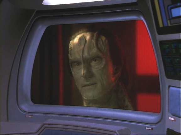 Gul Dukat oznamuje, že Cardassia se po měsících jednání stává spojencem Dominionu v Alfa kvadrantu. První krok bude vyhnání každičkého Klingona z cardassijského prostoru.
