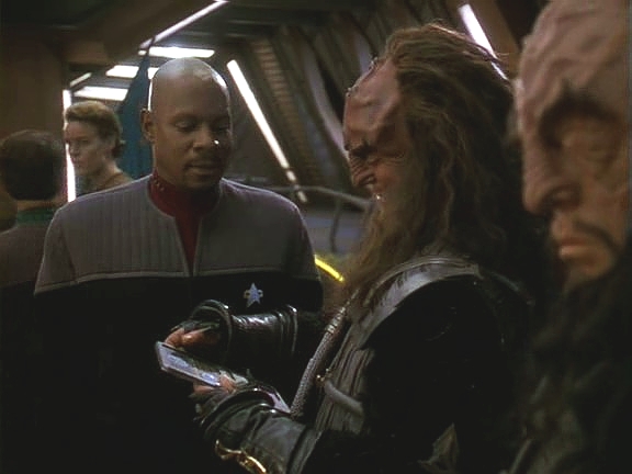 Gowron před svým odletem souhlasí, že klingonská flotila posílí síly Federace. Jejím velitelem se stává generál Martok.