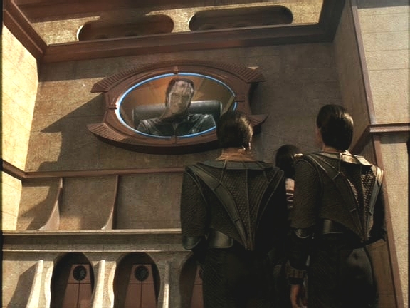 Gul Dukat se opravdu vrátil na výsluní. Obyvatele Cardassie uklidňuje a povzbuzuje jeho tvář z veřených obrazovek: Cardassii čeká skvělá budoucnost.