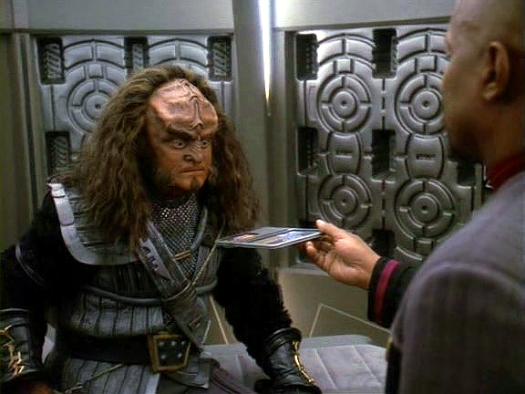 Ke stanici přiletěla klingonská flotila vyhnaná za pomoci Jem'Hadarů z Cardassie. Gowron uznává, že musí s Federací spolupracovat, a obnovuje Khitomerskou smlouvu.