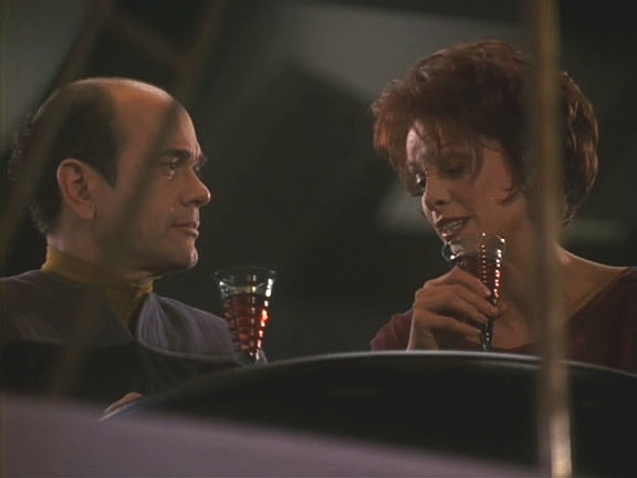 V Quarkově baru se Zimmerman zakoukal do Leety a nabízí jí, ať s ním letí na stanici Jupiter, kde by mohla vést svou vlastní kavárnu. Leeta váhá, doufá, že se Rom vyjádří.
