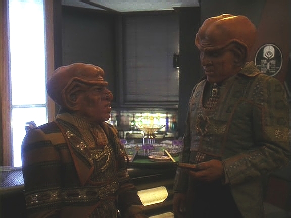 Quark je na mizině, a tak když ho navštíví bratranec Gaila, zbraňový dealer, nechá se přesvědčit a zapojí se do obchodování Gailova šéfa Hagatha.