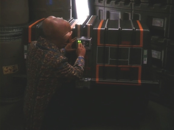 Dodávka biologické zbraně je v nákladovém prostoru, kde se všichni shromáždili. Quark předstírá, že nemůže kontejnery otevřít, a odchází, údajně sehnat si vhodný nástroj.