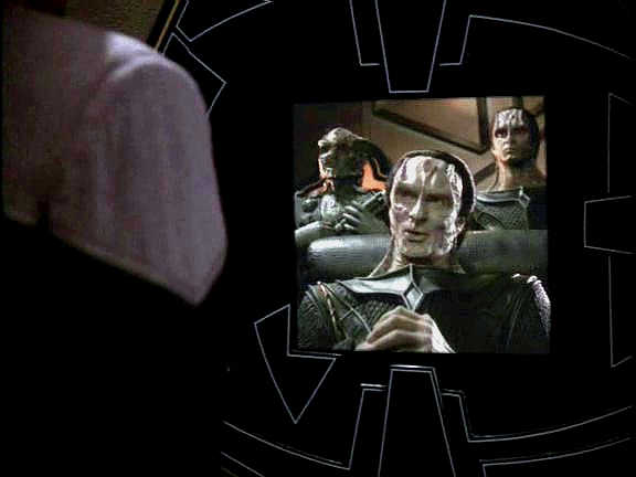 O Ghemorově příletu se okamžiltě dozvěděli Cardassiané. Gul Dukat se ihned spojil s kapitánem Siskem a požaduje Ghemorovo vydání. Zcela zbytečně.