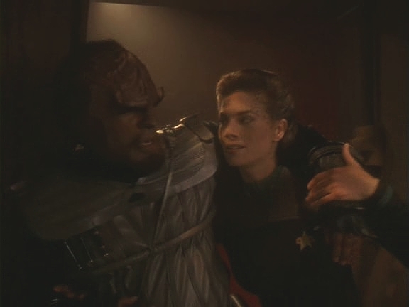 Worf a Jadzia vidí jediné řešení. Worf zbavil Martoka velení a v souboji se od něj nechal zranit. Záchranná akce zvedla morálku posádky.