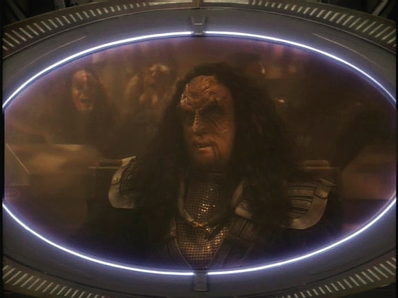 Rotarran přivezla na stanici 35 zachráněných Klingonů a sebevědomou posádku. Generál pro ně požaduje patnáct soudků krvavého vína.