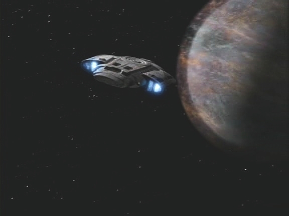 Při návratu z Gama kvadrantu zachytila Jadzia zvláštní energetické pole kolem jedné planety a trvá na tom, že úkaz musejí prozkoumat.
