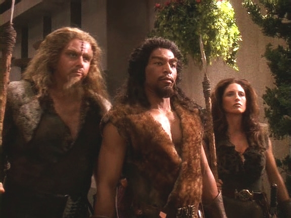 Někteří z mladých si říkají Synové Mogha a žijí podle klingonských ideálů. Setkat se s Worfem, zakladatelem a legendou, je pro ně čest.