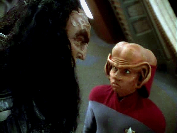 Nog na stanici řeší své problémy. Jako člen bezpečnosti má potíže s Klingony, kteří ho vůbec neberou na vědomí. Sebral veškerou odvahu a Martokovi pohrozil, že ho zatkne.