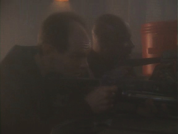 Sisko s Eddingtonem kryjí evakuaci Makistů. Potom je Eddington raněn, zůstává tedy a položí život, aby ostatním umožnil uniknout.