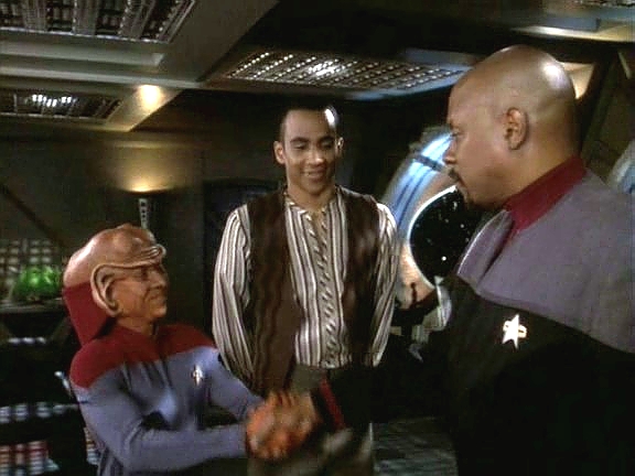 Nálada na stanici je náhle mnohem lepší, a to nejen proto, že kapitán má kartičku. Sisko si říká, že nemusí všemu rozumět, a za sebe mladíkům děkuje za kartičku.