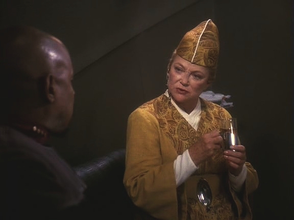 Na stanici je také kai Winn, která má jednání s Weyounem. Dominion Bajoru nabídl smlouvu o neútočení. Winn dá na radu Siska: hrát o čas, situace ještě nedospěla ke krizi.