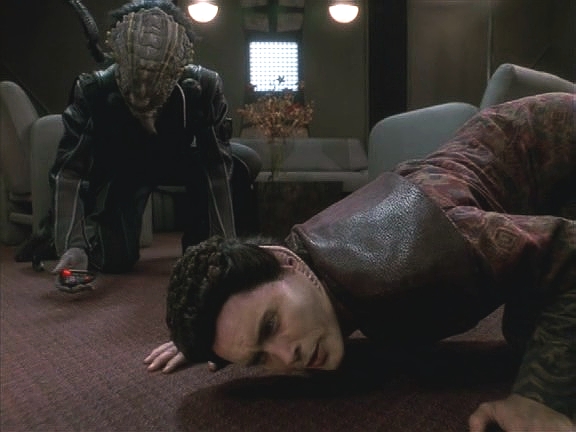 Weyoun je shodou okolností ubytován nad doktorem Gigerem a velmi se diví, co se to tam u něj děje. Giger totiž s materiálem, který mu dodali Jake a Nog, zapnul své zařízení.