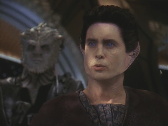 Miny umisťuje Defiant a Dominionu to samozřejmě neuniklo. Weyoun navštěvuje kapitána a tomu je po rozhovoru jasné, že Cardassiani a Dominion zaútočí na stanici.