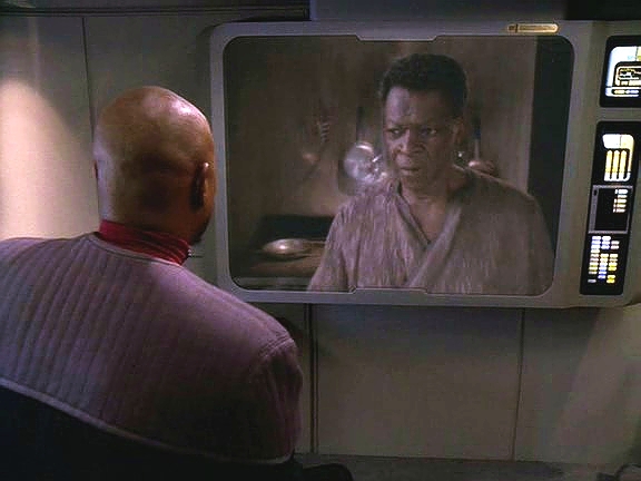 Sisko využívá pobytu na hvězdné základně k dlouho odkládanému rozhovoru s otcem. Musí mu říct, že jeho jediný vnuk zůstal na stanici, kterou nyní ovládají Cardassiané a Jem'Hadaři.