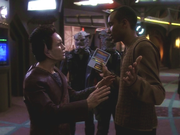 Jake má problém s cenzurou. Weyoun odmítá posílat Tiskové kanceláři Federace jeho články, v nichž Cardassiany a Jem'Hadary nazývá okupačními silami, jako zaujaté.