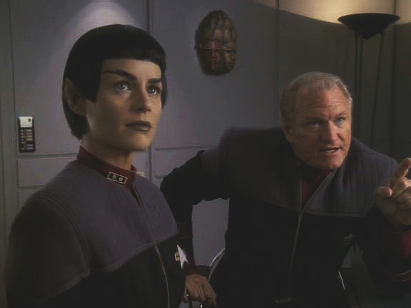Admirálové Sitak a Coburn se obávali, že soustředění sil Flotily nechá Zemi bez obrany, Sisko je ale přesvědčil, že ze všeho nejdůležitější je červí díra a stanice, která ji kontroluje.