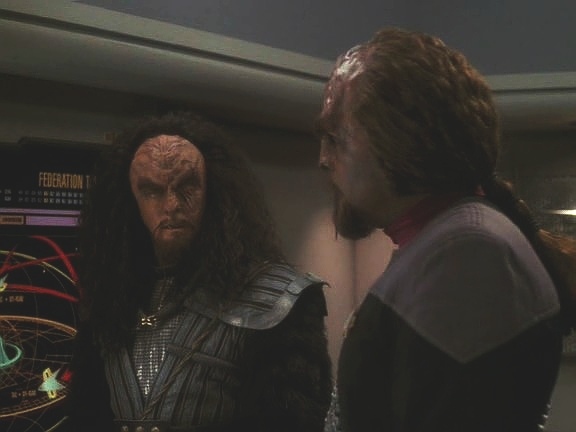 Klingoni mají podobné obavy o Qo'noS, a tak Martok a Worf letí za Gowronem, aby mu vysvětlili situaci. Věří, že ho přesvědčí, když mu budou jeho přítel i nepřítel tvrdit totéž.