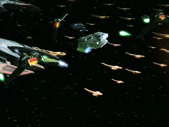 Situace je o trochu lepší, když se do bitvy dostaví generál Martok s klingonskou flotilou. Po taktickém manévrování proletí Defiant jako první a spěchá ke stanici.