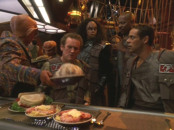 Jeho vyhládlí souputníci si už objednali hostinu. Zpráva, že Worf se šel omluvit Jadzii, je v tu chvíli příliš nepotěšila, ale nedá se nic dělat. Pokud by se najedli, mohli by začít od začátku.