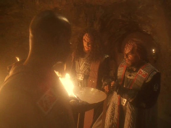 Worf vyrazil čtyři dny před svatbou s nejbližšími přáteli na tradiční cestu do Kal'Hyah. Není to nic veselého. Obsahem je půst, krev, bolest, oběť, strach a smrt.