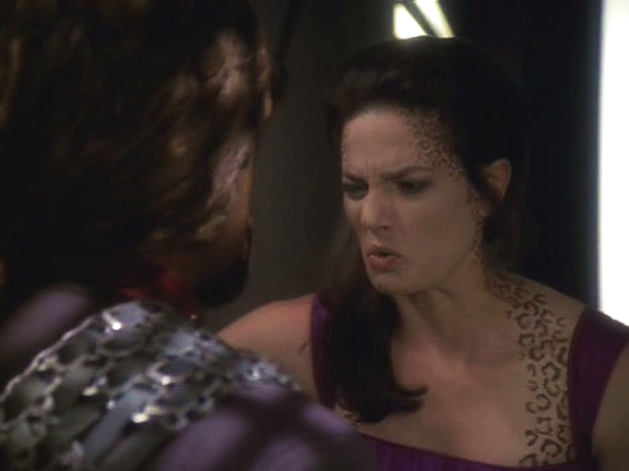 Worf, který byl nucen přerušit svou pouť, žádá, aby se Jadzia omluvila. Ta to rezolutně odmítá. Worf trvá na tradiční klingonské svatbě, a tak oba svatbu ruší.