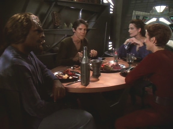 Bareil se spřátelil s Kirou a spolu s ní je pozván k Jadzii a Worfovi na večeři. Je velmi zábavný a nezapírá, že je zloděj. Všichni tráví velmi příjemný večer.